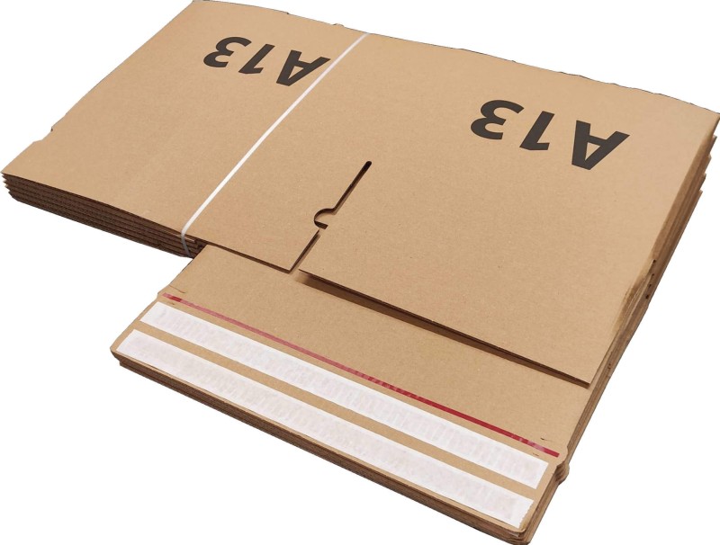 Solidny karton o wymiarach 400x300x200mm, wykonany z szarej 5-warstwowej tektury. Pudełko posiada automatyczne dno, dwa paski klejowe, zrywkę i nadruk A13 na boku. Tektura delikatnie pęka przy składaniu.