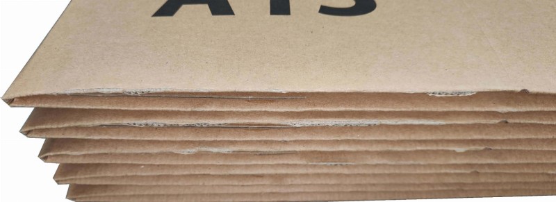 Solidny karton o wymiarach 400x300x200mm, wykonany z szarej 5-warstwowej tektury. Pudełko posiada automatyczne dno, dwa paski klejowe, zrywkę i nadruk A13 na boku. Tektura delikatnie pęka przy składaniu.