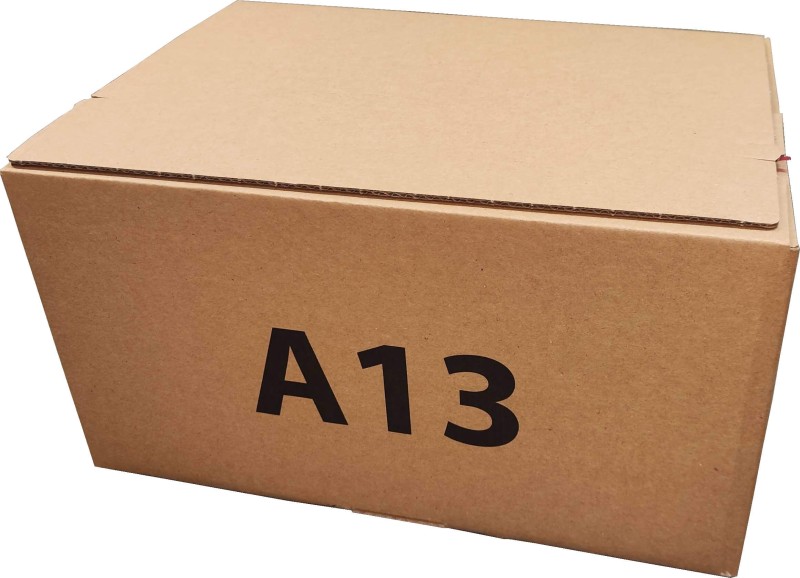 Solidny karton o wymiarach 400x300x200mm, wykonany z szarej 5-warstwowej tektury. Pudełko posiada automatyczne dno, dwa paski klejowe, zrywkę i nadruk A13 na boku. Tektura delikatnie pęka przy składaniu.