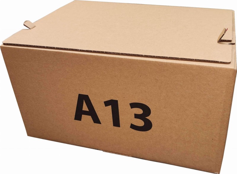 Solidny karton o wymiarach 400x300x200mm, wykonany z szarej 5-warstwowej tektury. Pudełko posiada automatyczne dno, dwa paski klejowe, zrywkę i nadruk A13 na boku. Tektura delikatnie pęka przy składaniu.