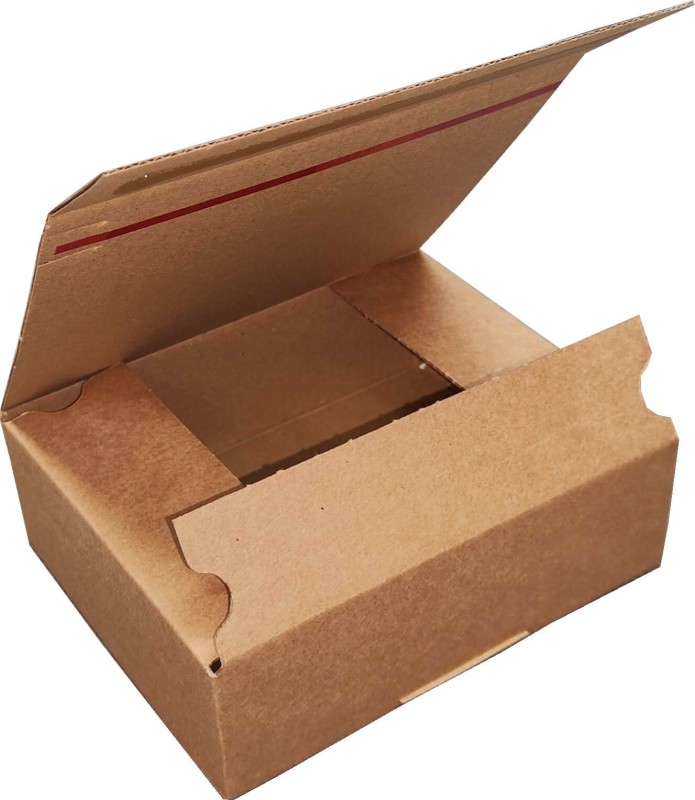Zdjęcie przedstawia karton z automatycznym dnem i paskiem klejowym idealny do wysyłki w paczkomatach. Widoczne jest starannie wykonane opakowanie w naturalnym kolorze tektury. Konstrukcja umożliwia szybkie złożenie bez użycia taśmy.