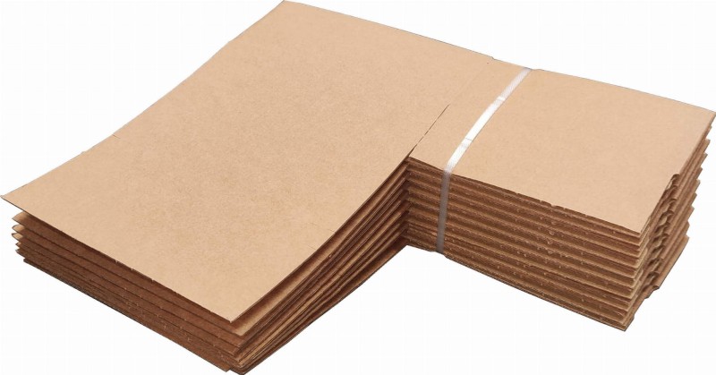 Zdjęcie przedstawia karton z automatycznym dnem i paskiem klejowym idealny do wysyłki w paczkomatach. Widoczne jest starannie wykonane opakowanie w naturalnym kolorze tektury. Konstrukcja umożliwia szybkie złożenie bez użycia taśmy.