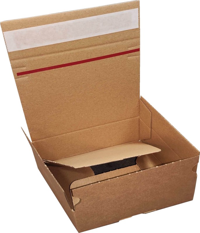 Zdjęcie przedstawia karton z automatycznym dnem i paskiem klejowym idealny do wysyłki w paczkomatach. Widoczne jest starannie wykonane opakowanie w naturalnym kolorze tektury. Konstrukcja umożliwia szybkie złożenie bez użycia taśmy.