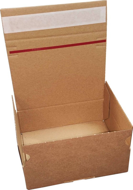 Zdjęcie przedstawia karton z automatycznym dnem i paskiem klejowym idealny do wysyłki w paczkomatach. Widoczne jest starannie wykonane opakowanie w naturalnym kolorze tektury. Konstrukcja umożliwia szybkie złożenie bez użycia taśmy.