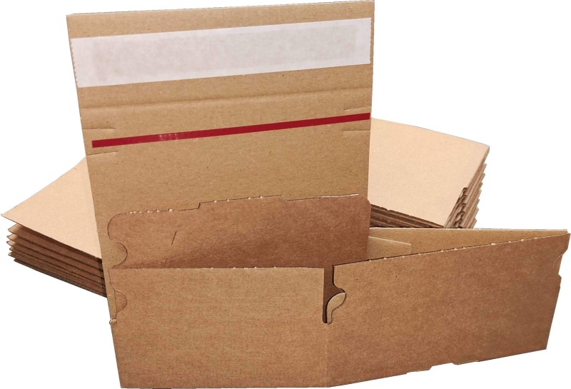 Zdjęcie przedstawia karton z automatycznym dnem i paskiem klejowym idealny do wysyłki w paczkomatach. Widoczne jest starannie wykonane opakowanie w naturalnym kolorze tektury. Konstrukcja umożliwia szybkie złożenie bez użycia taśmy.