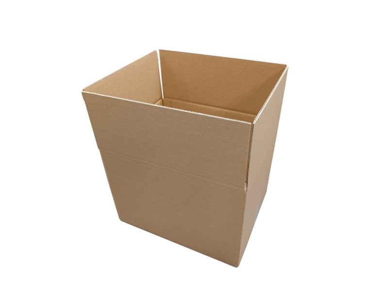 Szary karton klapowy o wymiarach 390x265x265 mm, wykonany z pięciowarstwowej tektury fala EB i gramaturze 585 g/m². Ekologiczny, łatwy w składaniu i magazynowaniu – niezastąpiony w e-commerce, logistyce i handlu.
