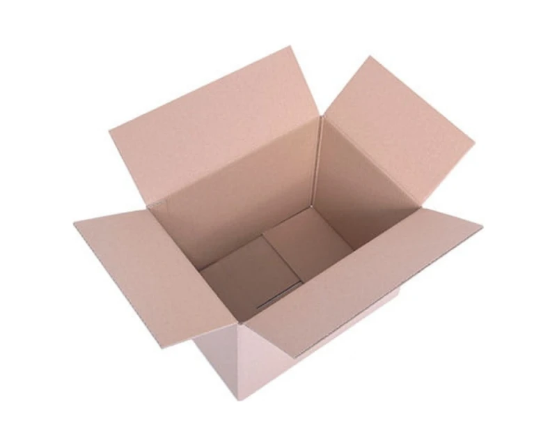 Przestronny karton klapowy o wymiarach 640x380x410 mm, wykonany z 3-warstwowej tektury (fala B) o gramaturze 410 g/m². Karton ma klasyczny szary kolor i spełnia wymagania gabarytu C paczkomatów InPost.