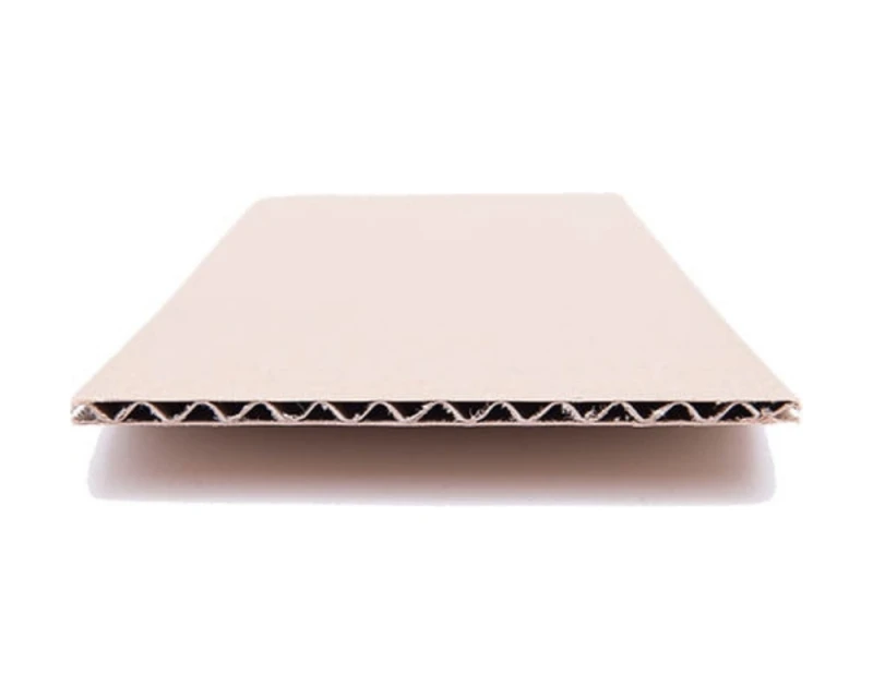 Przestronny karton klapowy o wymiarach 640x380x410 mm, wykonany z 3-warstwowej tektury (fala B) o gramaturze 410 g/m². Karton ma klasyczny szary kolor i spełnia wymagania gabarytu C paczkomatów InPost.