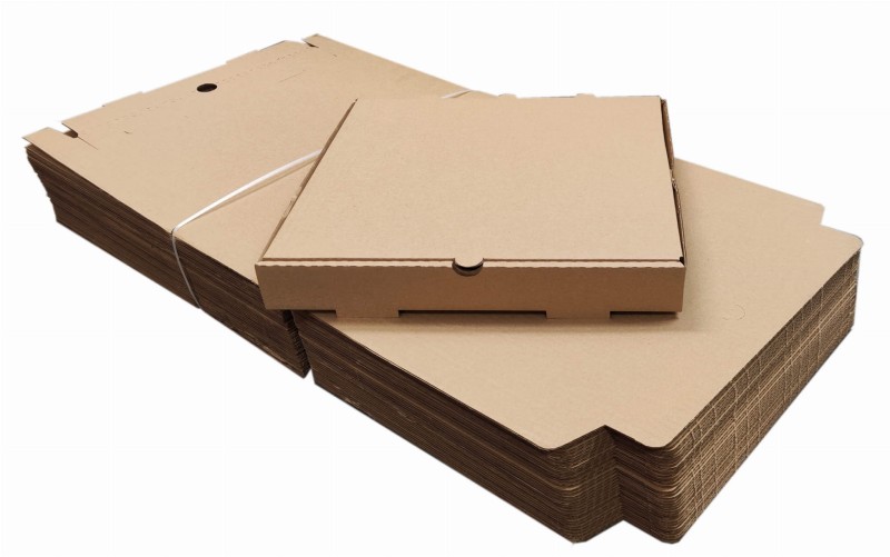 Szare pudełko fasonowe na pizzę o wymiarach 320x320x45 mm, wykonane z trwałej, 3-warstwowej tektury (fala B) o gramaturze 410 g/m². Pudełko jest estetycznie wykończone zarówno na zewnątrz, jak i wewnątrz.