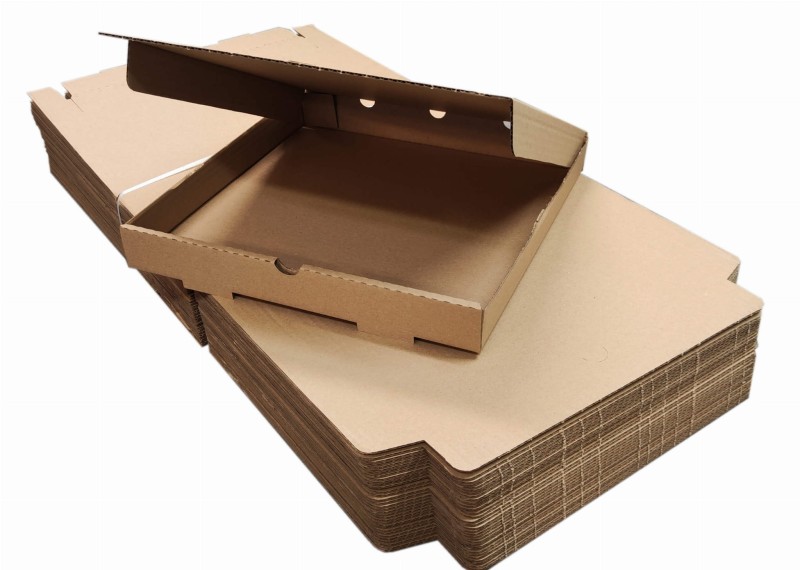 Szare pudełko fasonowe na pizzę o wymiarach 320x320x45 mm, wykonane z trwałej, 3-warstwowej tektury (fala B) o gramaturze 410 g/m². Pudełko jest estetycznie wykończone zarówno na zewnątrz, jak i wewnątrz.