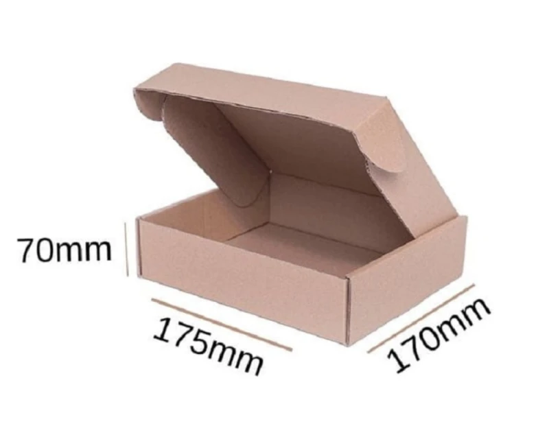 Karton fasonowy o wymiarach 175x170x70 mm, wykonany z 3-warstwowej tektury (fala B, gramatura 400 g/m²). Pudełko jest łatwe do złożenia i nie wymaga użycia taśmy czy kleju, co pozwala na szybkie i ekonomiczne pakowanie.