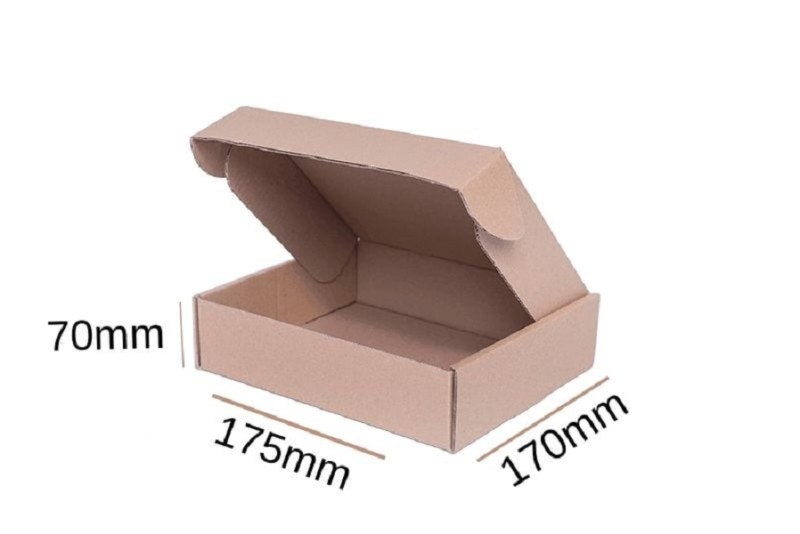 Karton fasonowy o wymiarach 175x170x70 mm, wykonany z 3-warstwowej tektury (fala B, gramatura 400 g/m²). Pudełko jest łatwe do złożenia i nie wymaga użycia taśmy czy kleju, co pozwala na szybkie i ekonomiczne pakowanie.