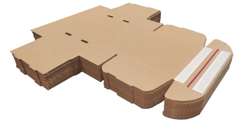 Karton fasonowy z dwoma paskami klejącymi i zrywką o wymiarach 195x180x80mm. Wykonane z szarej tektury falistej fali B o gramaturze 455 g/m². Estetyczna konstrukcja z dwoma paskami klejowymi na górnej klapie oraz zrywką, która umożliwia szybkie otwarcie.