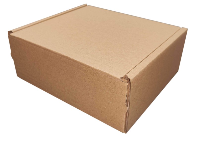 Karton fasonowy z dwoma paskami klejącymi i zrywką o wymiarach 195x180x80mm. Wykonane z szarej tektury falistej fali B o gramaturze 455 g/m². Estetyczna konstrukcja z dwoma paskami klejowymi na górnej klapie oraz zrywką, która umożliwia szybkie otwarcie.