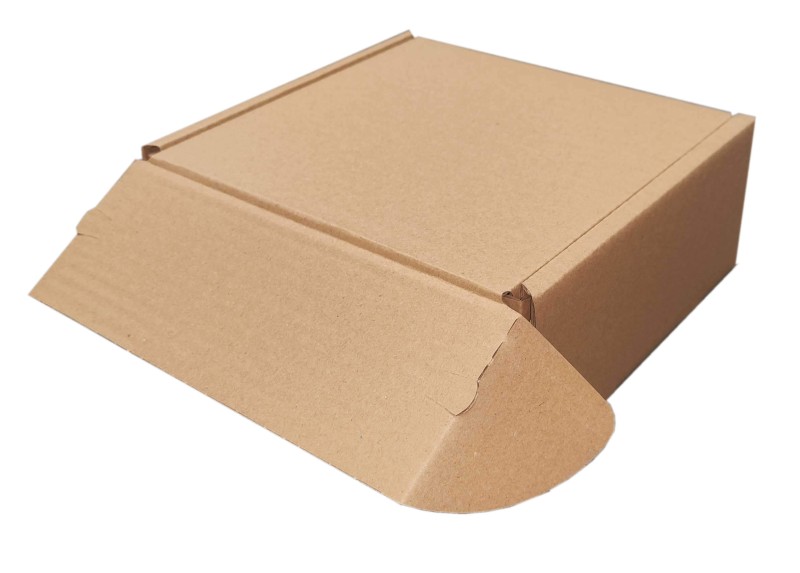 Karton fasonowy z dwoma paskami klejącymi i zrywką o wymiarach 195x180x80mm. Wykonane z szarej tektury falistej fali B o gramaturze 455 g/m². Estetyczna konstrukcja z dwoma paskami klejowymi na górnej klapie oraz zrywką, która umożliwia szybkie otwarcie.