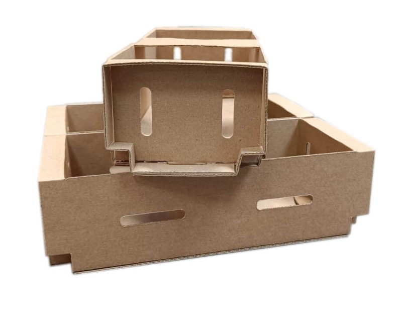 Estetyczny i trwały koszyczek tekturowy 270x112x80 mm do pakowania świeżych owoców, takich jak maliny, borówki czy truskawki. Wykonany z 3-warstwowej tektury z pokryciem kraftowym – lekki, ekologiczny i wygodny w przenoszeniu.