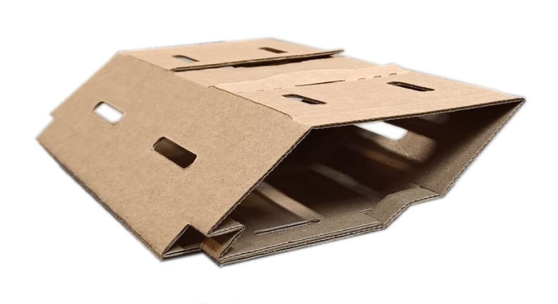 Estetyczny i trwały koszyczek tekturowy 270x112x80 mm do pakowania świeżych owoców, takich jak maliny, borówki czy truskawki. Wykonany z 3-warstwowej tektury z pokryciem kraftowym – lekki, ekologiczny i wygodny w przenoszeniu.