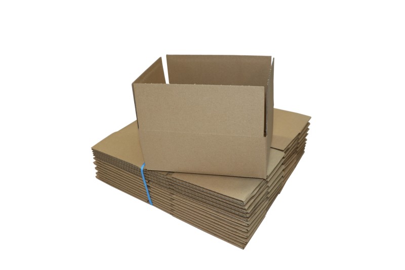 Szare, kartonowe pudełko o wymiarach zewnętrznych 200x150x80 mm, wyposażone w praktyczne, automatyczne dno. Wykonane z 3-warstwowej tektury. Pudełko zapewnia estetyczne i szybkie pakowanie.