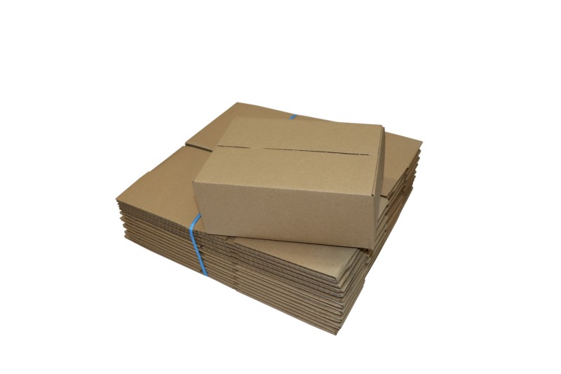 Szare, kartonowe pudełko o wymiarach zewnętrznych 200x150x80 mm, wyposażone w praktyczne, automatyczne dno. Wykonane z 3-warstwowej tektury. Pudełko zapewnia estetyczne i szybkie pakowanie.