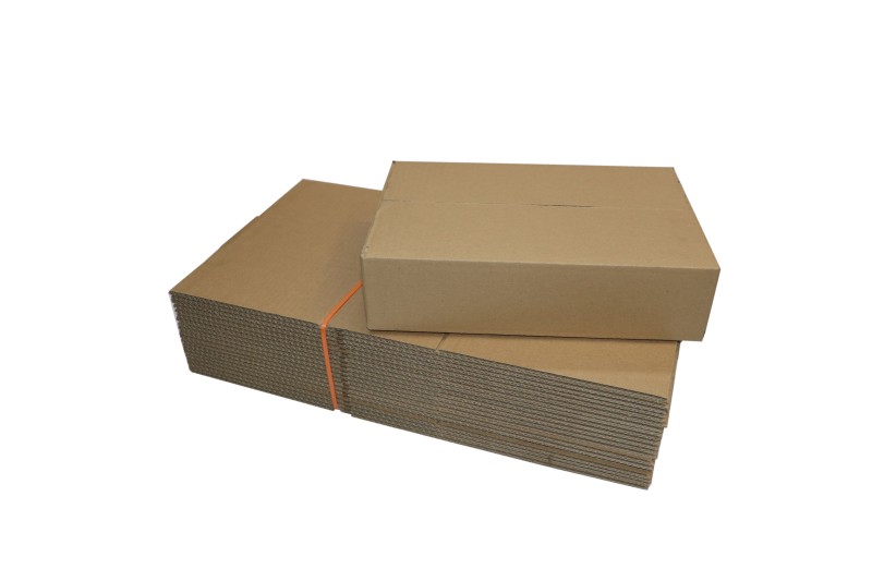 Szary karton klapowy o wymiarach 300x200x70 mm, wykonany z 3-warstwowej tektury falistej (fala B) o gramaturze 355 g/m². Konstrukcja F201 ułatwia szybkie składanie i pakowanie, zapewniając jednocześnie skuteczną ochronę produktów podczas transportu.