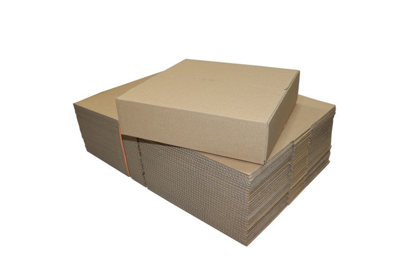 Karton klapowy o wymiarach 300x300x80mm, wykonany z szarej 3-warstwowej tektury falistej (fala B) o gramaturze 360 g/m². Konstrukcja F201 ułatwia szybkie składanie, a solidna tektura zapewnia skuteczną ochronę zawartości.