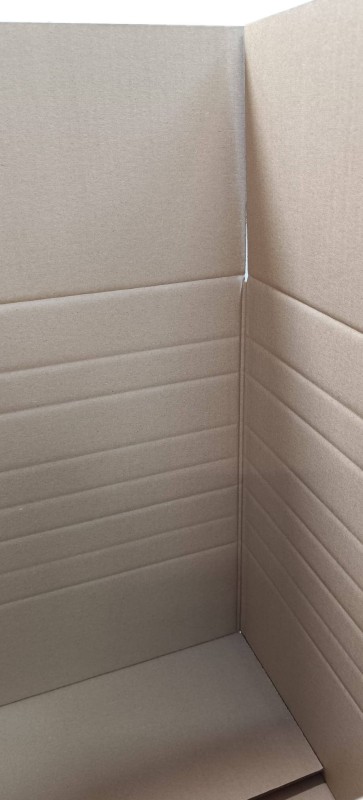 Solidny, szary karton przeprowadzkowy wykonany z 5-warstwowej tektury falistej BC. Ma klasyczną, klapową konstrukcję (typ FEFCO 201). Widoczne są gładkie powierzchnie i mocne krawędzie podkreślające jego wytrzymałość.