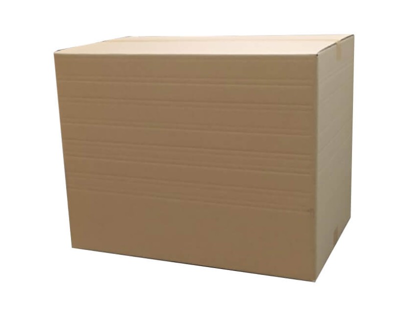 Solidny, szary karton przeprowadzkowy wykonany z 5-warstwowej tektury falistej BC. Ma klasyczną, klapową konstrukcję (typ FEFCO 201). Widoczne są gładkie powierzchnie i mocne krawędzie podkreślające jego wytrzymałość.