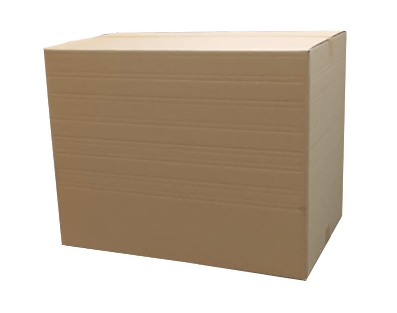 Solidny, szary karton przeprowadzkowy wykonany z 5-warstwowej tektury falistej BC. Ma klasyczną, klapową konstrukcję (typ FEFCO 201). Widoczne są gładkie powierzchnie i mocne krawędzie podkreślające jego wytrzymałość.