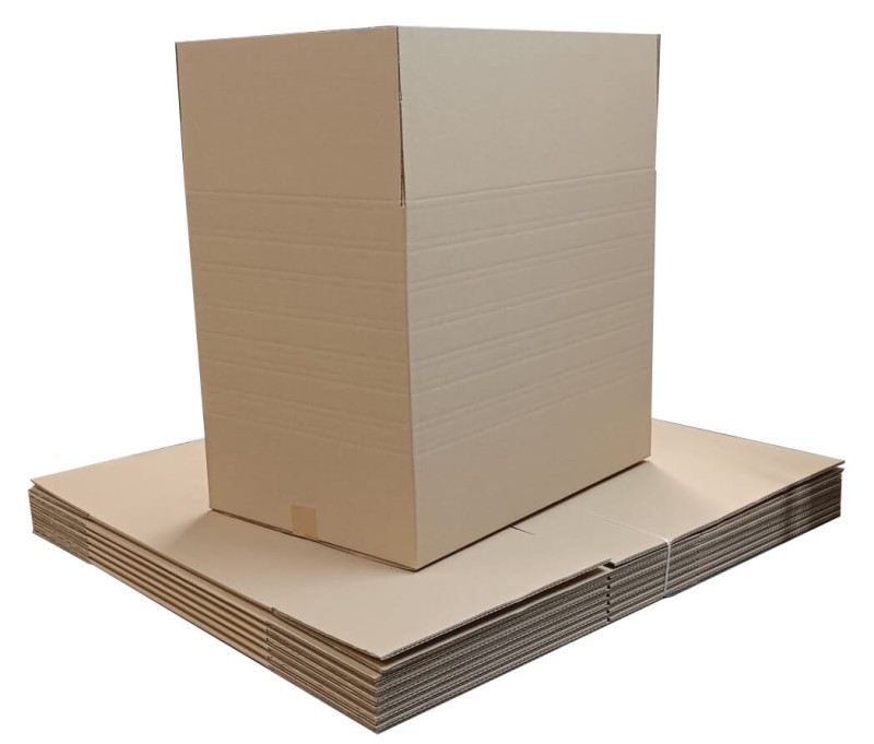 Solidny, szary karton przeprowadzkowy wykonany z 5-warstwowej tektury falistej BC. Ma klasyczną, klapową konstrukcję (typ FEFCO 201). Widoczne są gładkie powierzchnie i mocne krawędzie podkreślające jego wytrzymałość.