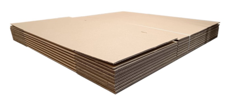 Solidny, szary karton przeprowadzkowy wykonany z 5-warstwowej tektury falistej BC. Ma klasyczną, klapową konstrukcję (typ FEFCO 201). Widoczne są gładkie powierzchnie i mocne krawędzie podkreślające jego wytrzymałość.
