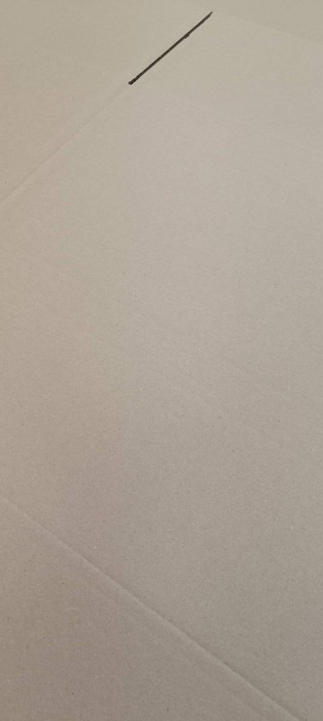 Solidny, szary karton przeprowadzkowy wykonany z 5-warstwowej tektury falistej BC. Ma klasyczną, klapową konstrukcję (typ FEFCO 201). Widoczne są gładkie powierzchnie i mocne krawędzie podkreślające jego wytrzymałość.