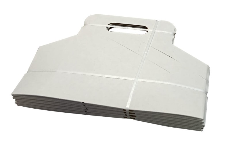 Nosidełko kartonowe na 6 butelek, wykonane z wytrzymałej tektury falistej, idealne do transportu i sprzedaży piwa lub innych napojów butelkowanych. Elegancka, funkcjonalna konstrukcja z ergonomicznym uchwytem.