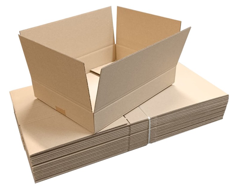 Na zdjęciu znajduje się złożony karton klapowy 400x300x80 mm z szaro-szarej tektury falistej. Ma prostą konstrukcję FEFCO 201 i stoi na jasnym tle, wyraźnie prezentując swoje wymiary oraz solidne, estetyczne wykonanie.