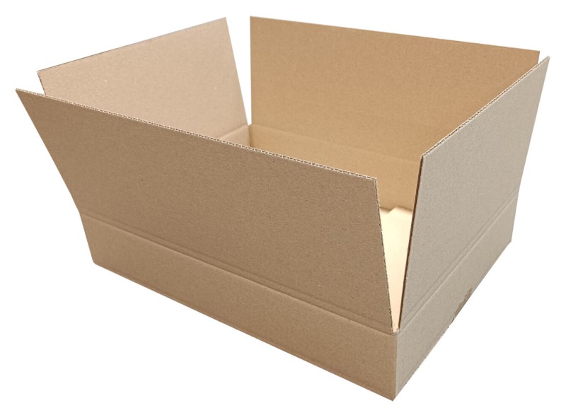 Na zdjęciu znajduje się złożony karton klapowy 400x300x80 mm z szaro-szarej tektury falistej. Ma prostą konstrukcję FEFCO 201 i stoi na jasnym tle, wyraźnie prezentując swoje wymiary oraz solidne, estetyczne wykonanie.