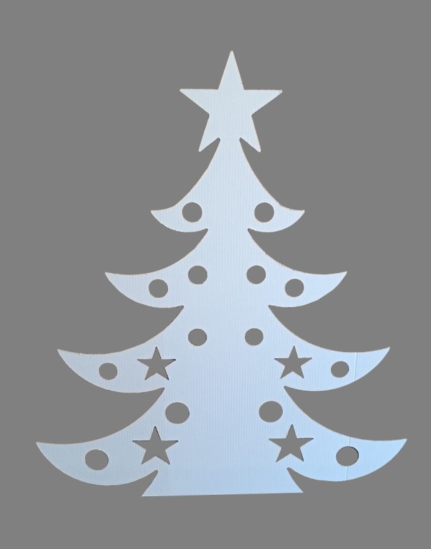 Zdjęcie przedstawia dużą tekturową choinkę w klasycznym kształcie, wykonaną z bielonej tektury falistej B, jednostronnie powlekanej. Lekka i sztywna, idealna do zawieszenia w oknie lub dekoracji świątecznej wnętrza.