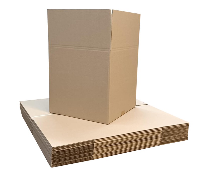 Szary karton klapowy wykonany z 3-warstwowej tektury o fali B. Karton ma dużą pojemność i proporcjonalne wymiary, co czyni go uniwersalnym rozwiązaniem do pakowania. Posiada klasyczną konstrukcje zapewniającą łatwe składanie oraz bezpieczne zamknięcie.