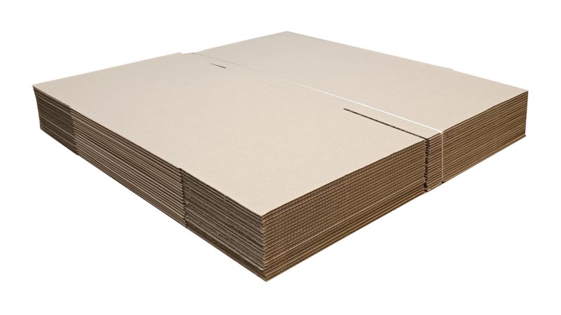 Szary karton klapowy wykonany z 3-warstwowej tektury o fali B. Karton ma dużą pojemność i proporcjonalne wymiary, co czyni go uniwersalnym rozwiązaniem do pakowania. Posiada klasyczną konstrukcje zapewniającą łatwe składanie oraz bezpieczne zamknięcie.