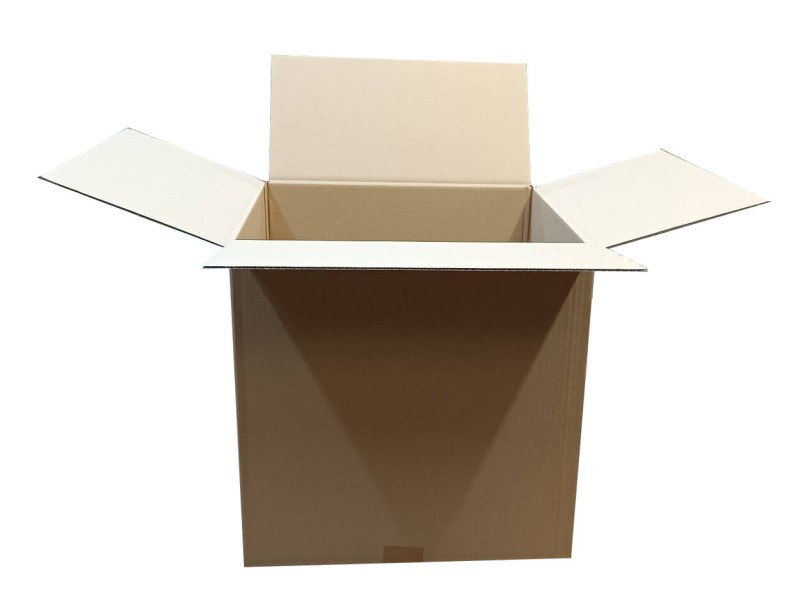 Szary karton klapowy wykonany z 3-warstwowej tektury o fali B. Karton ma dużą pojemność i proporcjonalne wymiary, co czyni go uniwersalnym rozwiązaniem do pakowania. Posiada klasyczną konstrukcje zapewniającą łatwe składanie oraz bezpieczne zamknięcie.