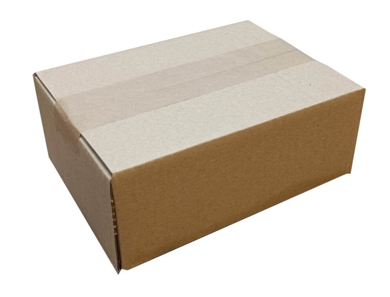 Szare, kartonowe pudełko o wymiarach zewnętrznych 200x150x80 mm, wyposażone w praktyczne, automatyczne dno. Wykonane z 3-warstwowej tektury. Pudełko zapewnia estetyczne i szybkie pakowanie.