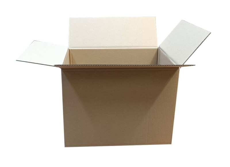 Szary karton klapowy wykonany z 3-warstwowej tektury o fali B. Karton ma klasyczną konstrukcję FEFCO 201 z czterema klapami, które zapewniają łatwe i szybkie zamknięcie. Jego proporcje wskazują na dużą pojemność.