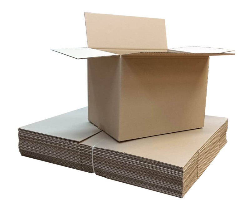 Szary karton klapowy wykonany z 3-warstwowej tektury o fali B. Karton ma klasyczną konstrukcję FEFCO 201 z czterema klapami, które zapewniają łatwe i szybkie zamknięcie. Jego proporcje wskazują na dużą pojemność.