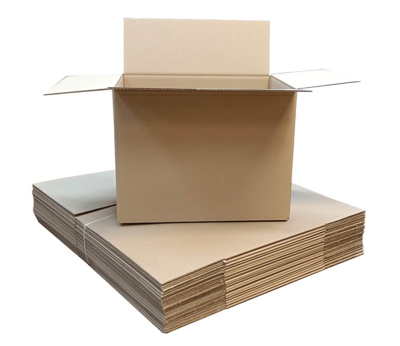 Szary karton klapowy wykonany z 3-warstwowej tektury o fali B. Karton ma klasyczną konstrukcję FEFCO 201 z czterema klapami, które zapewniają łatwe i szybkie zamknięcie. Jego proporcje wskazują na dużą pojemność.