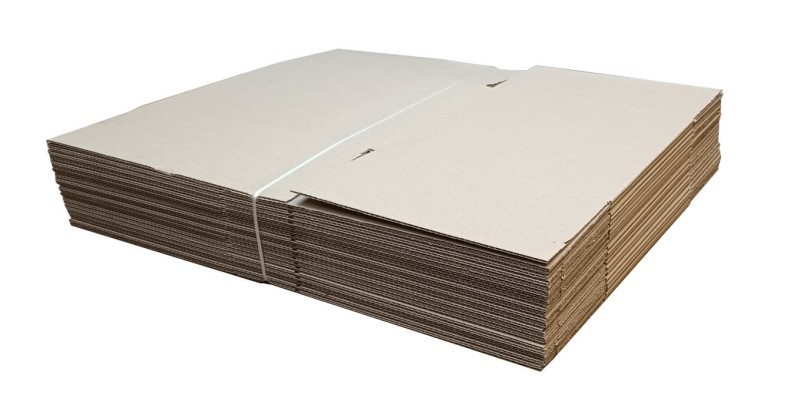 Szary karton klapowy wykonany z 3-warstwowej tektury o fali B. Karton ma klasyczną konstrukcję FEFCO 201 z czterema klapami, które zapewniają łatwe i szybkie zamknięcie. Jego proporcje wskazują na dużą pojemność.