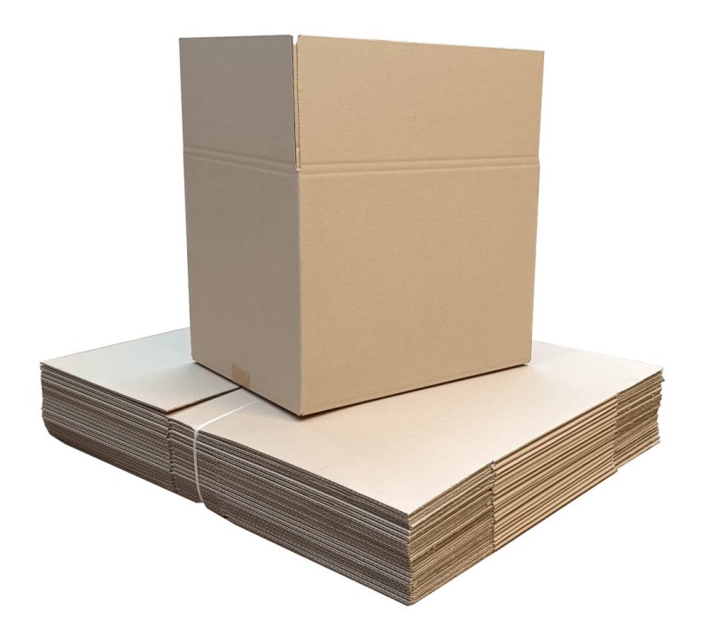 Szary karton klapowy wykonany z 3-warstwowej tektury o fali B. Karton ma klasyczną konstrukcję FEFCO 201 z czterema klapami, które zapewniają łatwe i szybkie zamknięcie. Jego proporcje wskazują na dużą pojemność.