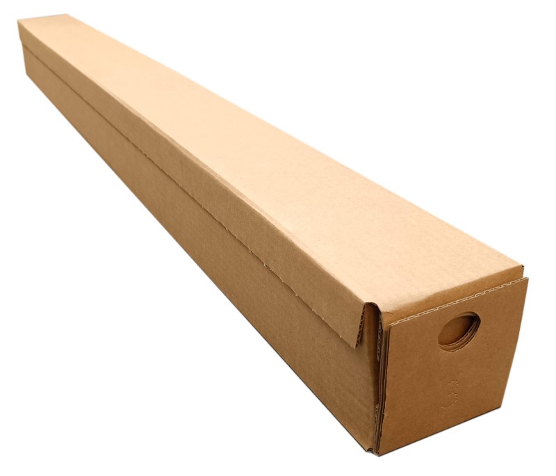 Kwadratową tubę kartonową o wymiarach 100x100x1200 mm, wykonaną szarej tektury o fali B i gramaturze 410 g/m². Wyposażona w paski klejowe i perforację do łatwego otwierania, pozwala na szybkie zamknięcie i wygodne użytkowanie bez dodatkowej taśmy.