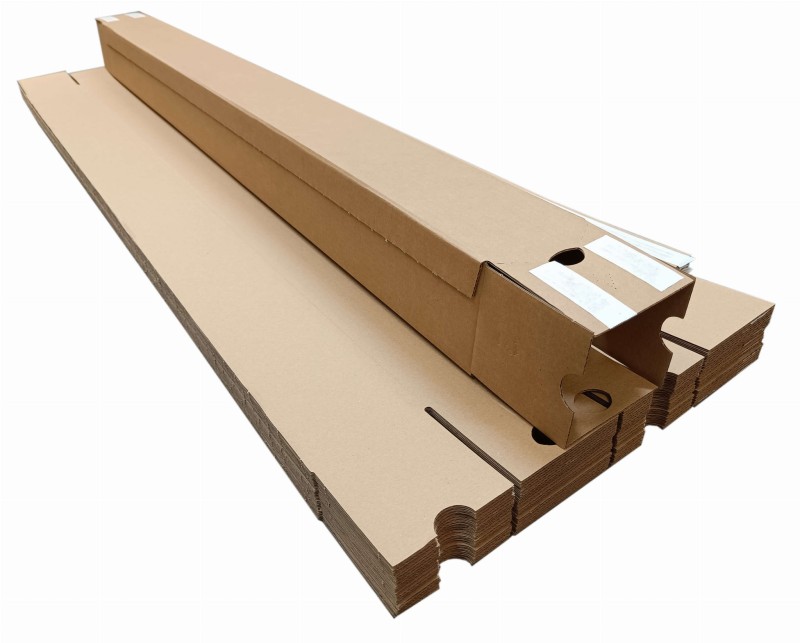 Kwadratową tubę kartonową o wymiarach 100x100x1200 mm, wykonaną szarej tektury o fali B i gramaturze 410 g/m². Wyposażona w paski klejowe i perforację do łatwego otwierania, pozwala na szybkie zamknięcie i wygodne użytkowanie bez dodatkowej taśmy.