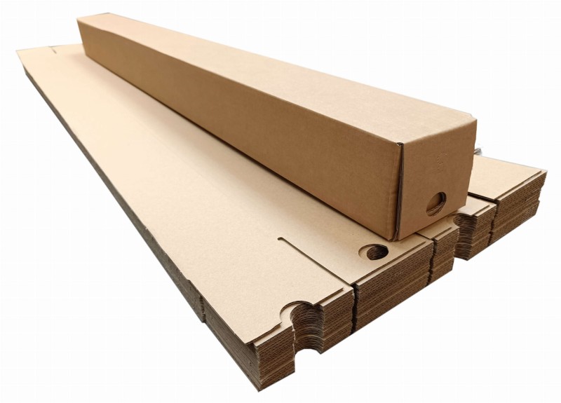 Kwadratową tubę kartonową o wymiarach 100x100x1200 mm, wykonaną szarej tektury o fali B i gramaturze 410 g/m². Wyposażona w paski klejowe i perforację do łatwego otwierania, pozwala na szybkie zamknięcie i wygodne użytkowanie bez dodatkowej taśmy.