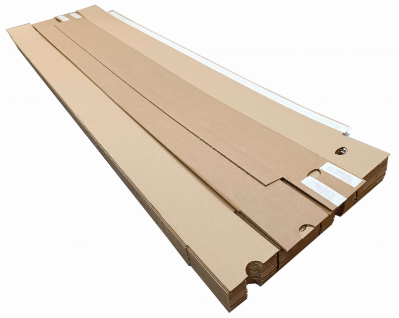 Kwadratową tubę kartonową o wymiarach 100x100x1200 mm, wykonaną szarej tektury o fali B i gramaturze 410 g/m². Wyposażona w paski klejowe i perforację do łatwego otwierania, pozwala na szybkie zamknięcie i wygodne użytkowanie bez dodatkowej taśmy.