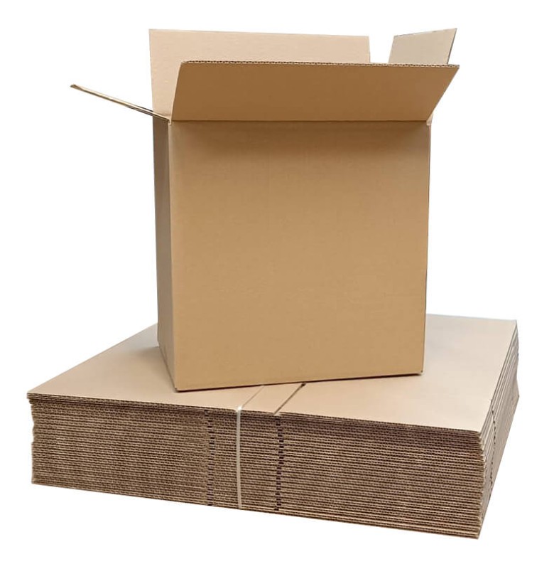 Szary karton klapowy wykonany z 3-warstwowej tektury o fali C. Karton ma klasyczną konstrukcję  z czterema klapami u góry i u dołu, które po złożeniu tworzą szczelne i trwałe opakowanie. Widoczna jest jego solidna, falista struktura.