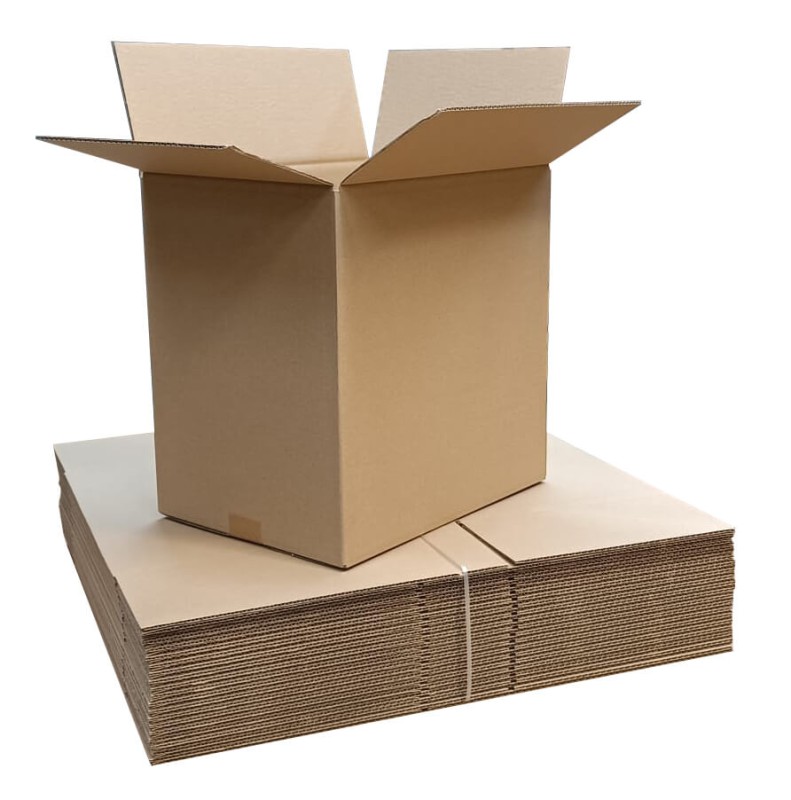 Szary karton klapowy wykonany z 3-warstwowej tektury o fali C. Karton ma klasyczną konstrukcję  z czterema klapami u góry i u dołu, które po złożeniu tworzą szczelne i trwałe opakowanie. Widoczna jest jego solidna, falista struktura.